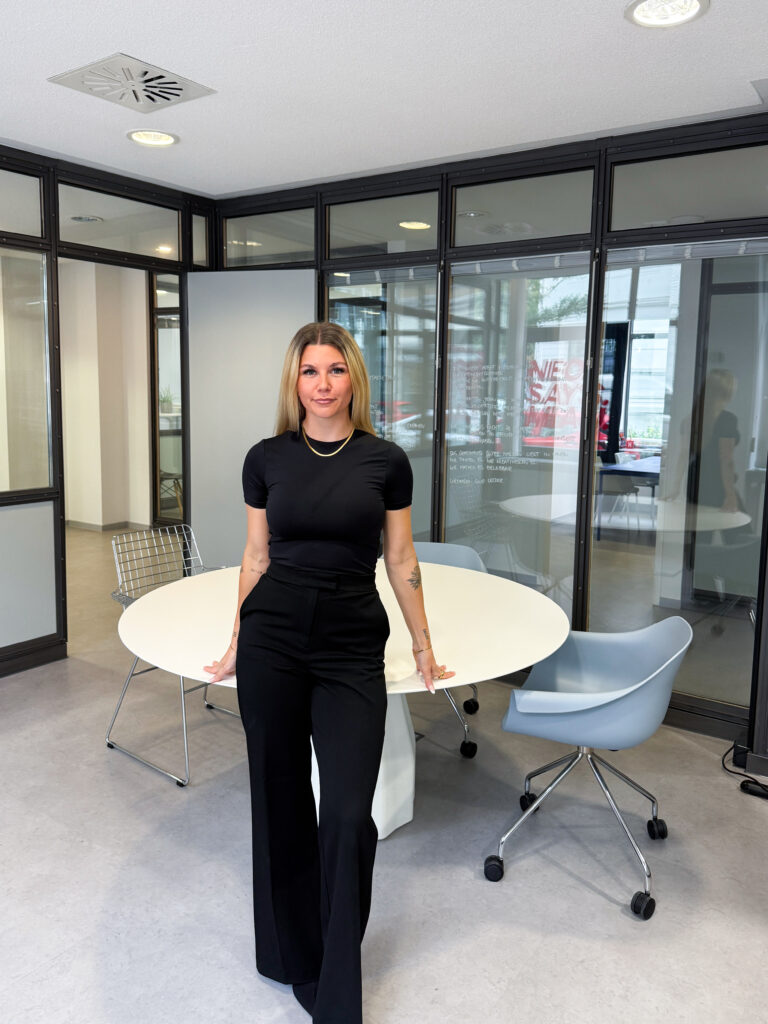 Portrait von Denise von neo says miau im Büro der Agentur